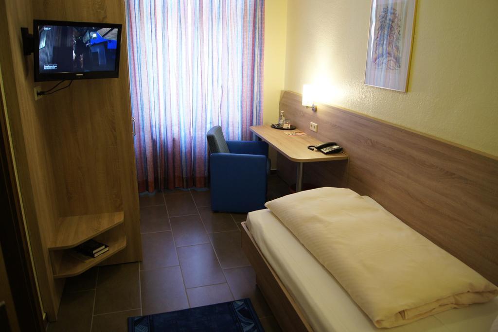 Hotel "Drei Rosen" Ohg Regina & Hans - Peter Fassbinder Leinefelde-Worbis المظهر الخارجي الصورة