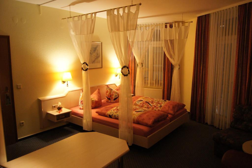 Hotel "Drei Rosen" Ohg Regina & Hans - Peter Fassbinder Leinefelde-Worbis المظهر الخارجي الصورة
