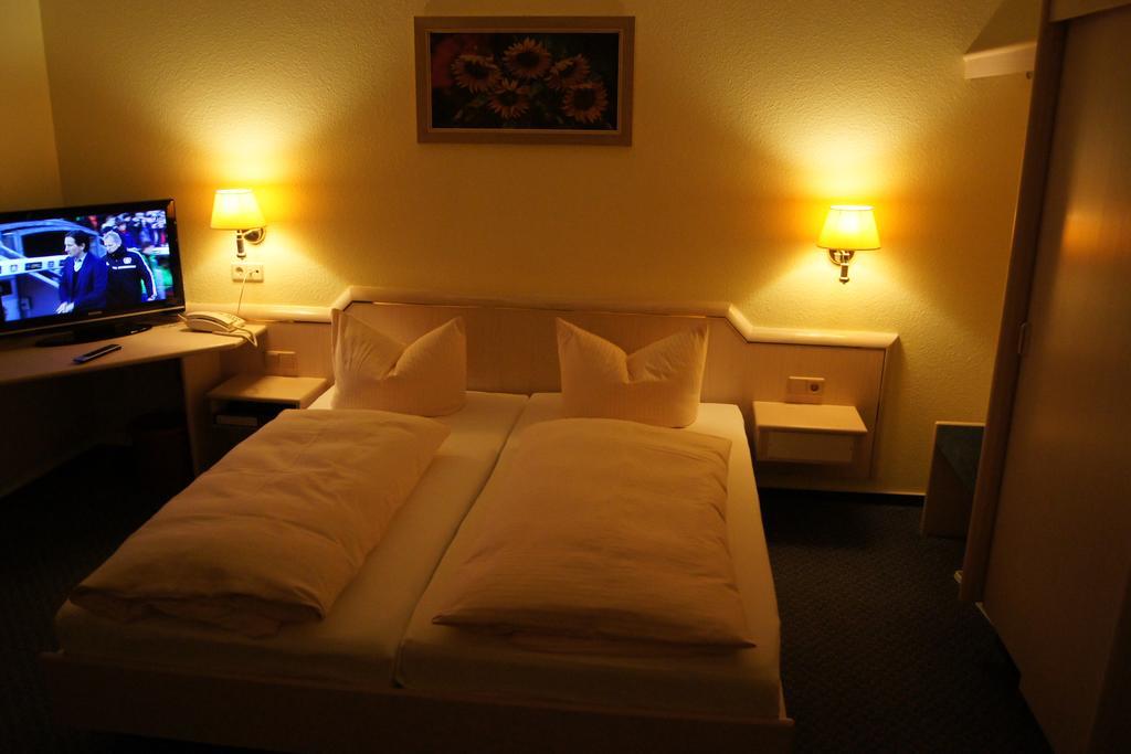 Hotel "Drei Rosen" Ohg Regina & Hans - Peter Fassbinder Leinefelde-Worbis المظهر الخارجي الصورة