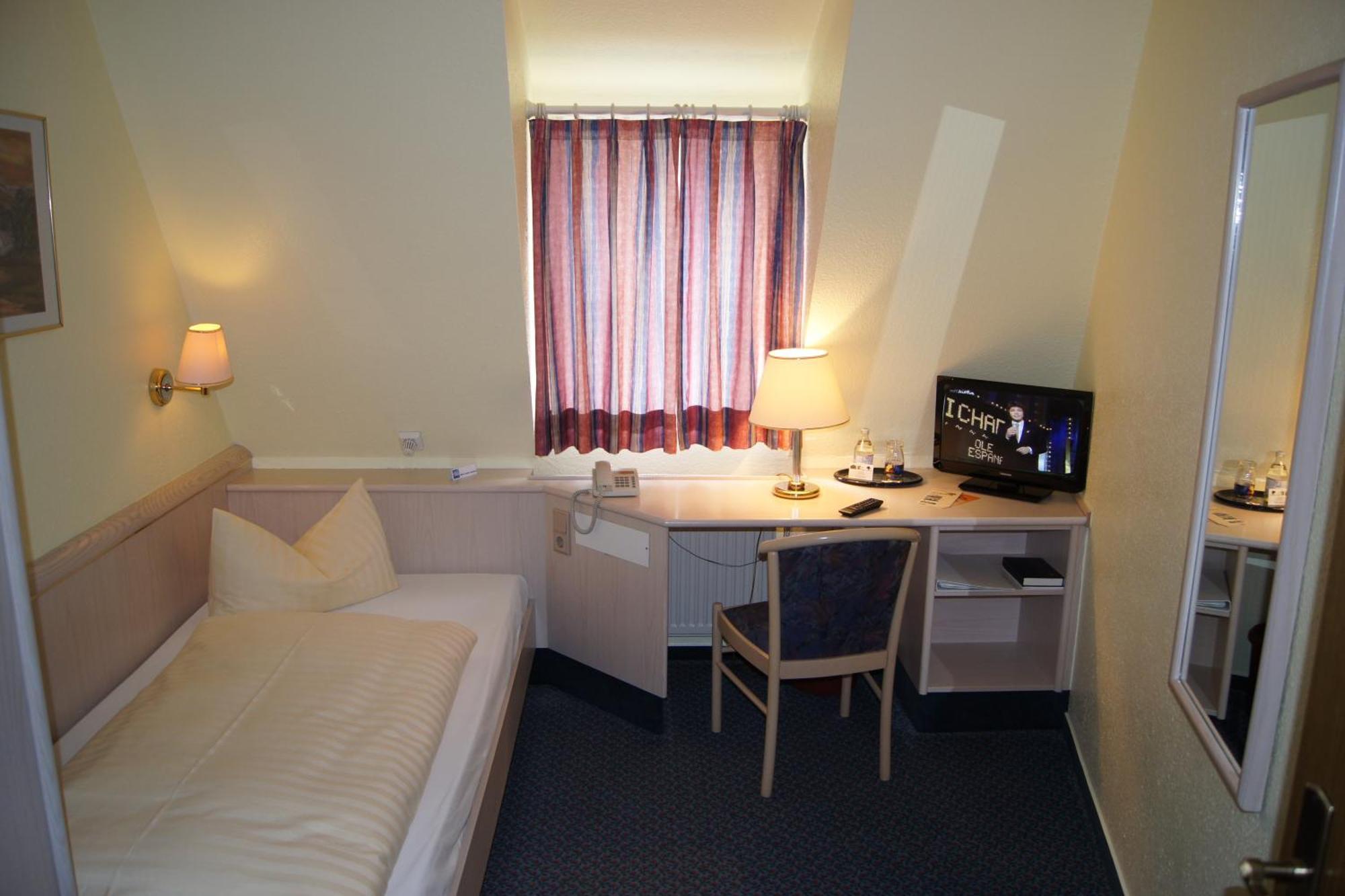 Hotel "Drei Rosen" Ohg Regina & Hans - Peter Fassbinder Leinefelde-Worbis المظهر الخارجي الصورة