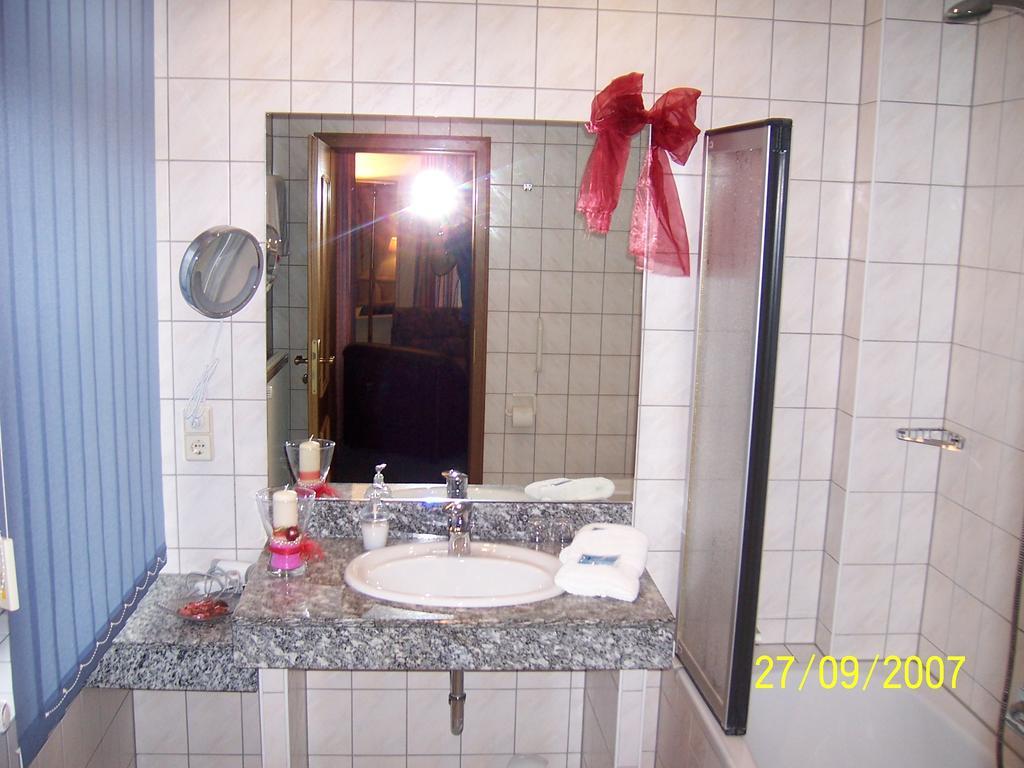 Hotel "Drei Rosen" Ohg Regina & Hans - Peter Fassbinder Leinefelde-Worbis المظهر الخارجي الصورة