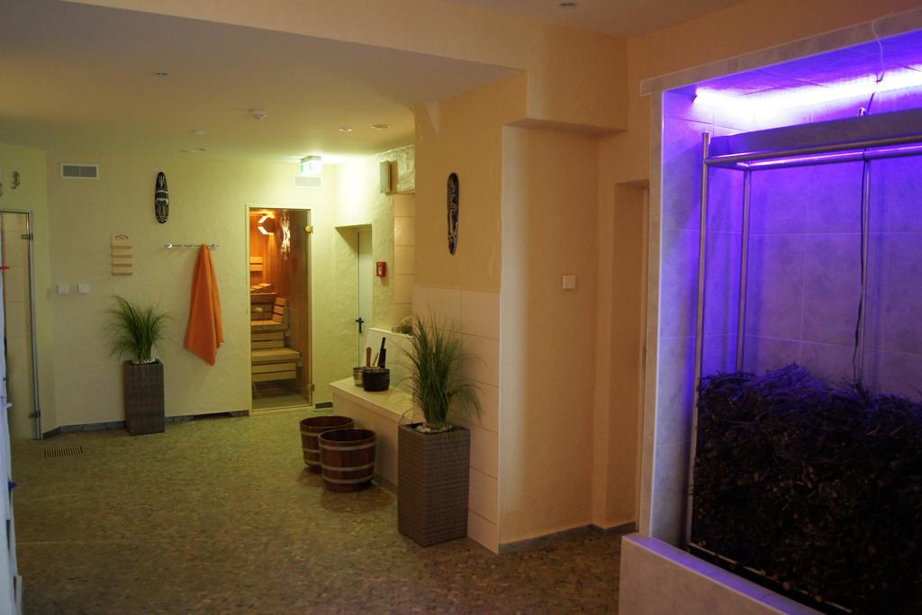 Hotel "Drei Rosen" Ohg Regina & Hans - Peter Fassbinder Leinefelde-Worbis المظهر الخارجي الصورة
